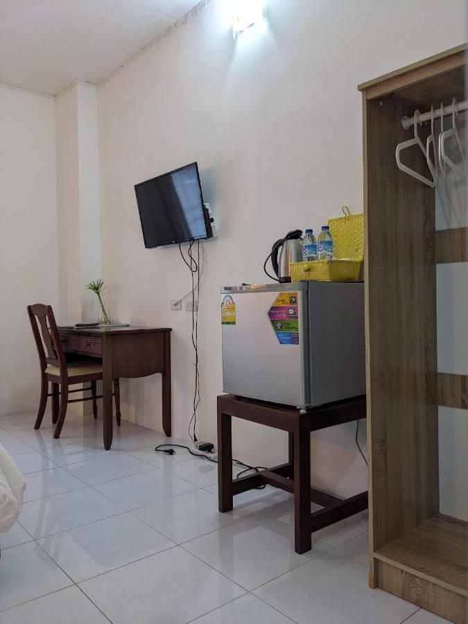 V At Panus Hotel Phanat Nikhom Екстериор снимка
