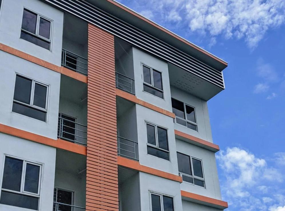 V At Panus Hotel Phanat Nikhom Екстериор снимка