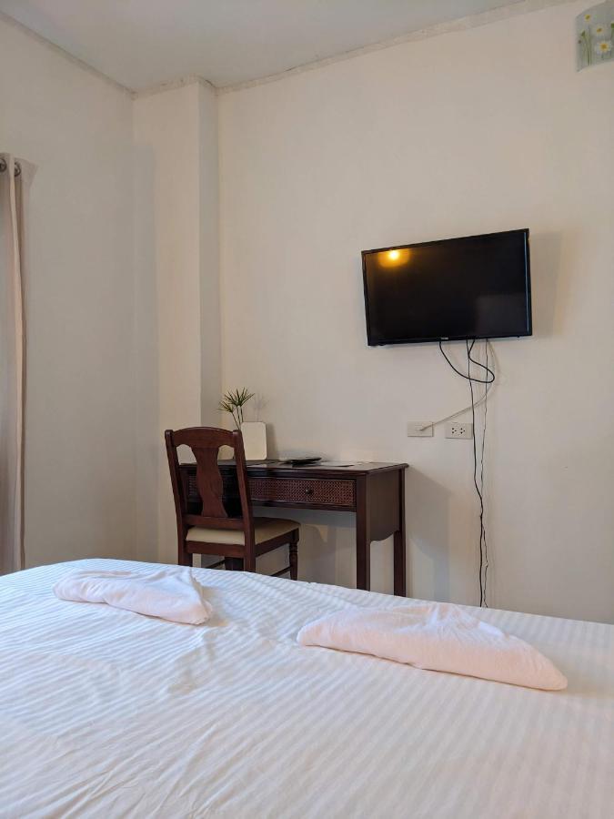 V At Panus Hotel Phanat Nikhom Екстериор снимка